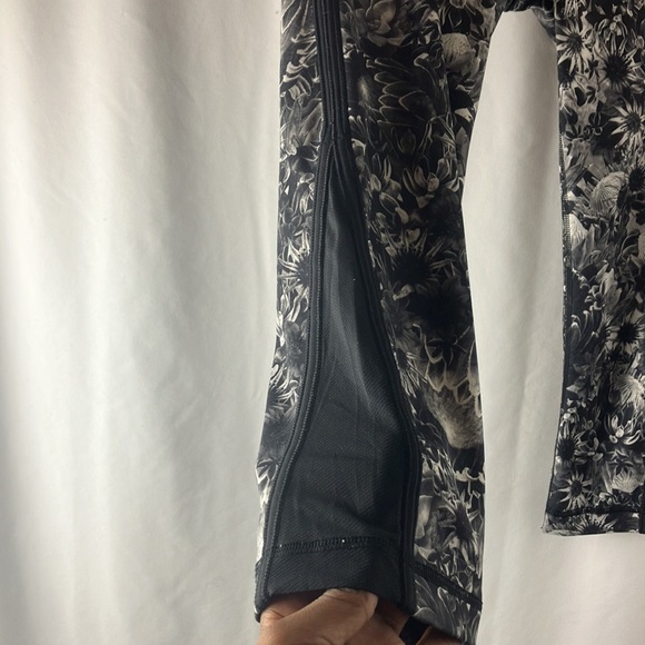 Lulu Lemon flowabunga floral cropped athletic leggings size 4 - Picture 4 of 9
